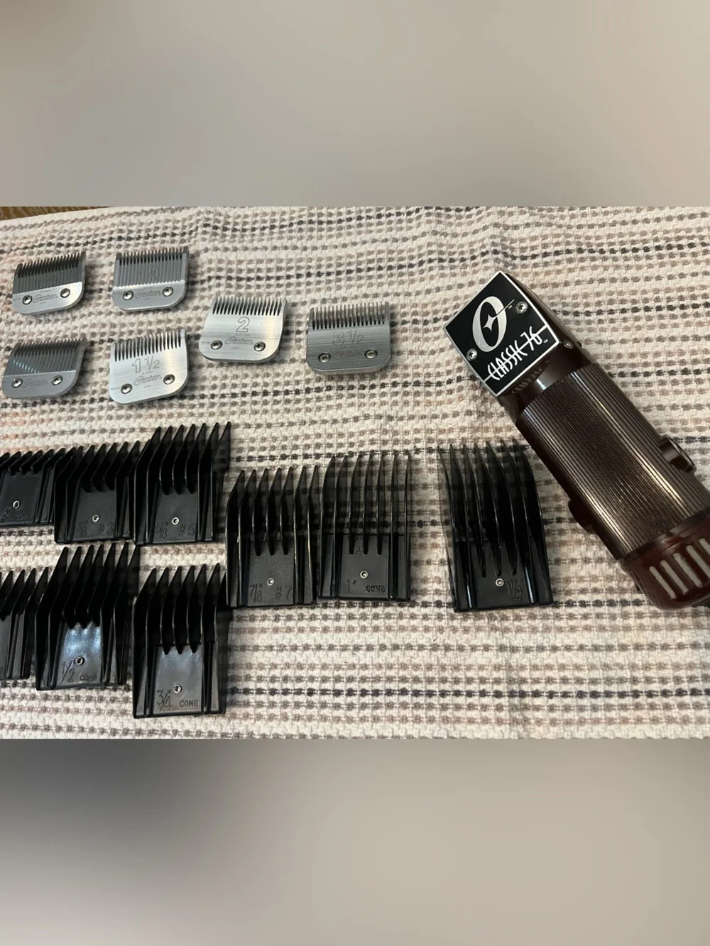 Oster 76 Classic Clippers with blades and attachments